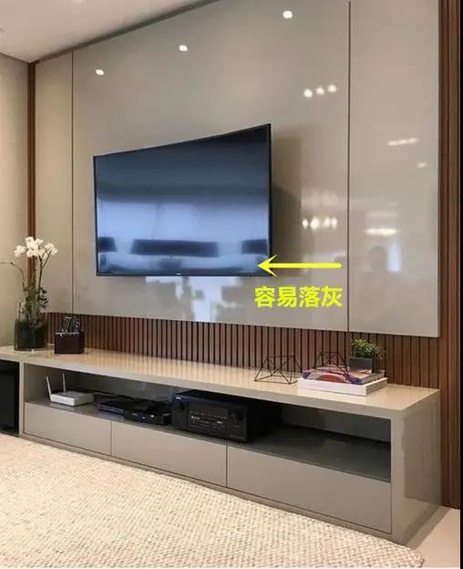 新一代電視墻應(yīng)該這樣裝，打個柜子裝電視，邊角不留縫越看越大氣